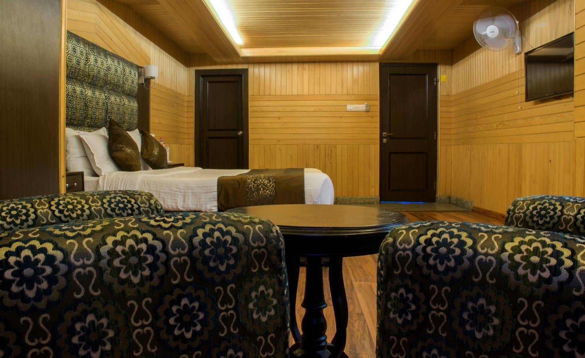 Hotel Pacific Σριναγκάρ Εξωτερικό φωτογραφία